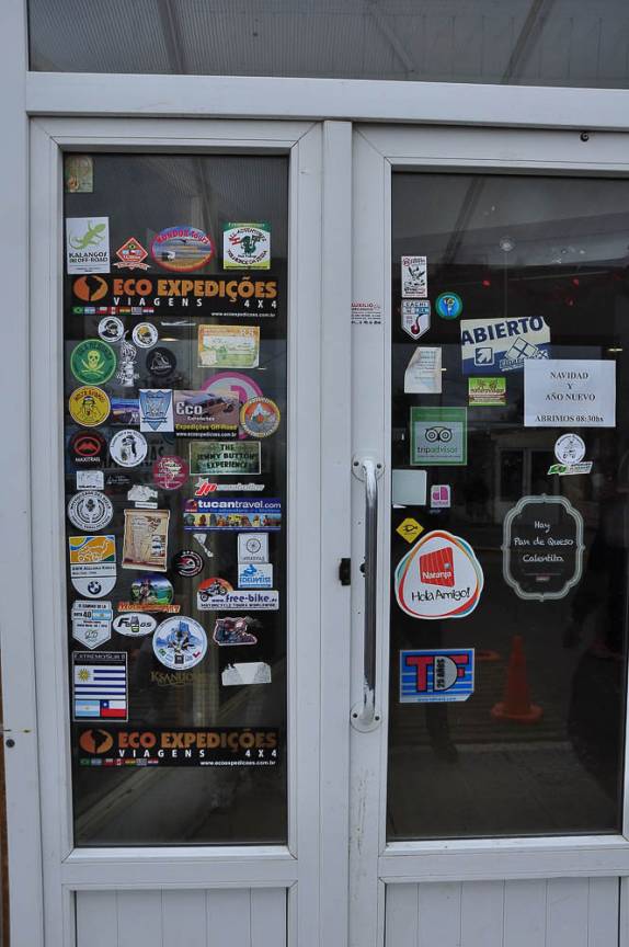 Viajantes deixam seus adesivos na famosa padaria de Tolhuin, parada 'obrigatória' entre Rio Grande e Ushuaia, na Terra do Fogo do lado argentino
